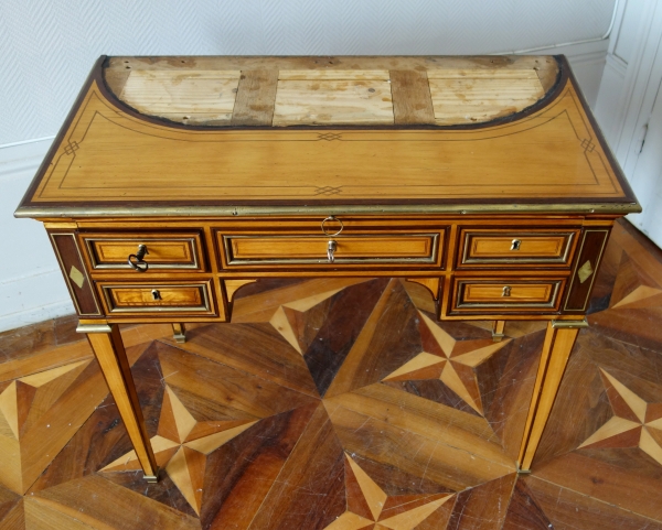 Bureau de dame dit bonheur du jour d'époque Louis XVI, citronnier et amarante