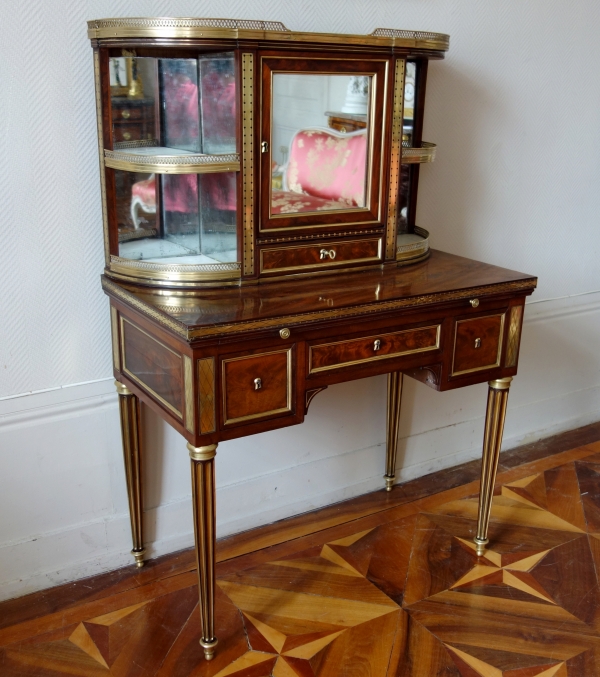 Bureau de dame dit bonheur du jour d'époque Louis XVI Directoire en acajou