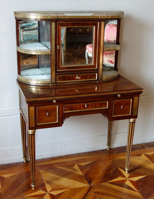 Bureau de dame dit bonheur du jour d'époque Louis XVI Directoire en acajou