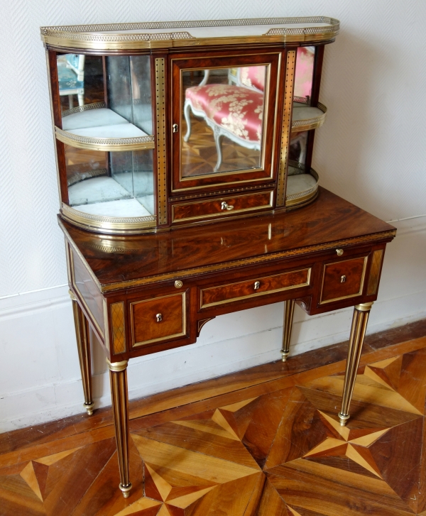 Bureau de dame dit bonheur du jour d'époque Louis XVI Directoire en acajou