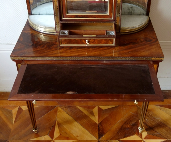 Bureau de dame dit bonheur du jour d'époque Louis XVI Directoire en acajou