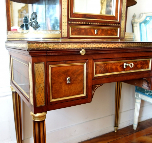 Bureau de dame dit bonheur du jour d'époque Louis XVI Directoire en acajou