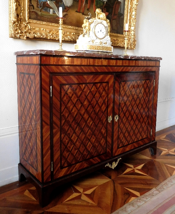 Grand buffet d'époque Louis XVI en marqueterie de bois de rose et de violette