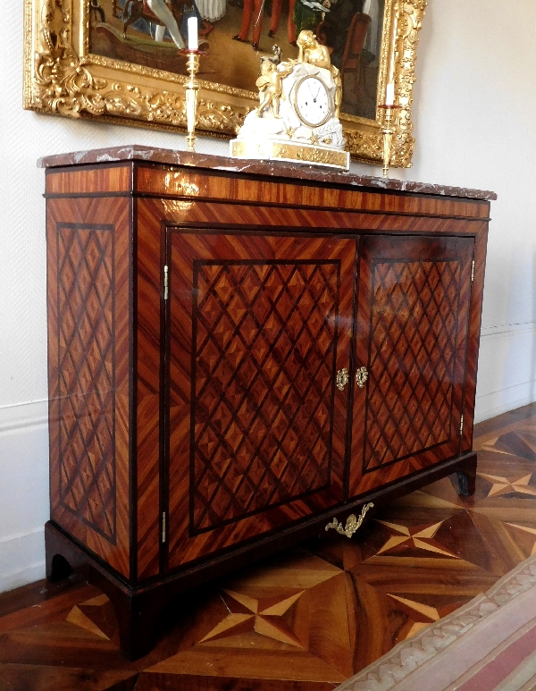 Grand buffet d'époque Louis XVI en marqueterie de bois de rose et de violette