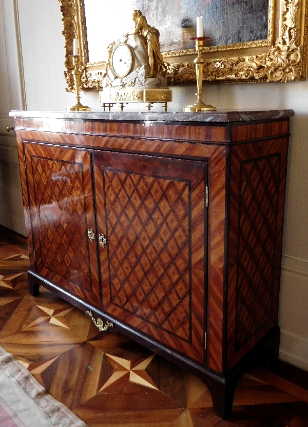 Grand buffet d'époque Louis XVI en marqueterie de bois de rose et de violette