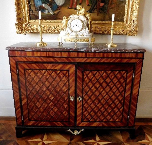 Grand buffet d'époque Louis XVI en marqueterie de bois de rose et de violette