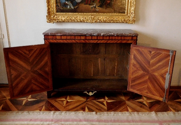 Grand buffet d'époque Louis XVI en marqueterie de bois de rose et de violette