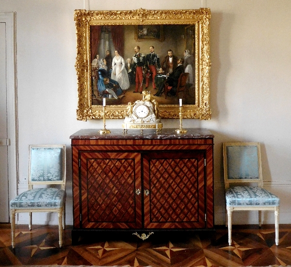 Grand buffet d'époque Louis XVI en marqueterie de bois de rose et de violette