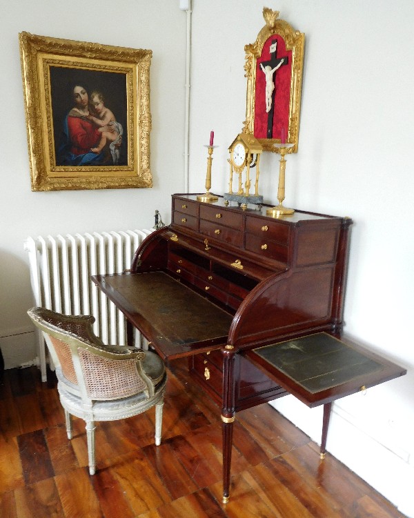Bureau cylindre d'époque Louis XVI, acajou toutes faces et bronze doré