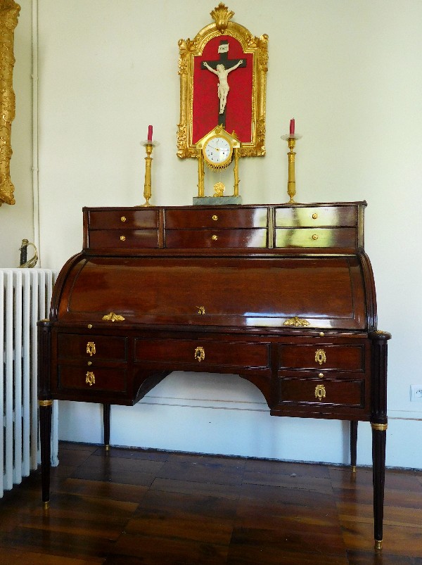 Bureau cylindre d'époque Louis XVI, acajou toutes faces et bronze doré