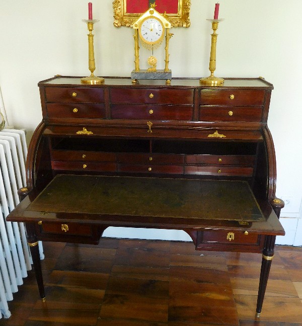 Bureau cylindre d'époque Louis XVI, acajou toutes faces et bronze doré