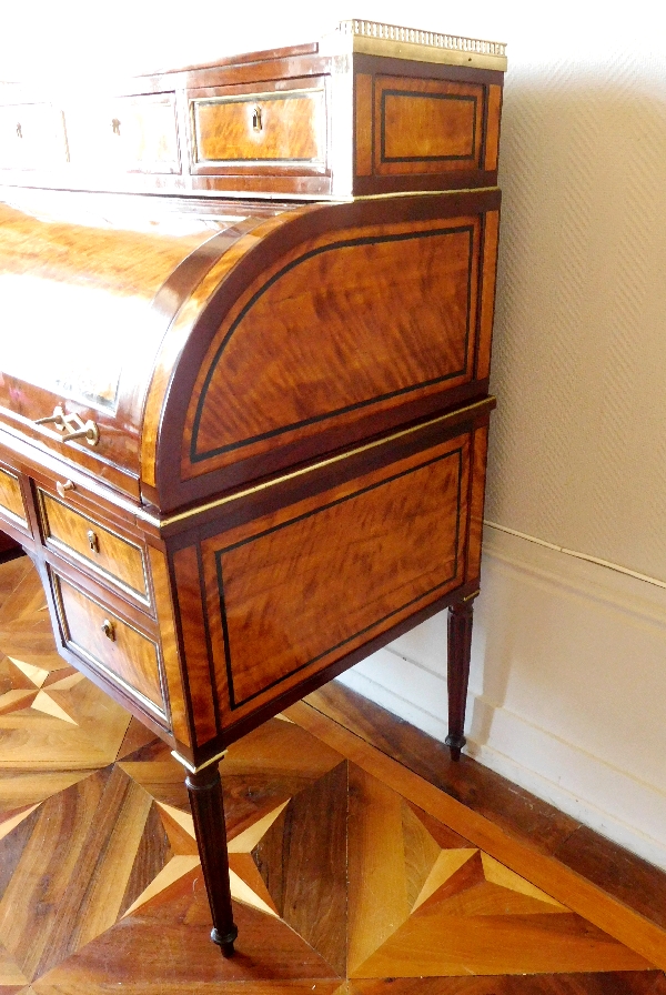Bureau cylindre en citronnier et acajou, fin de l'époque Louis XVI