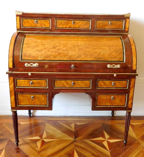 Bureau cylindre en citronnier et acajou, fin de l'époque Louis XVI