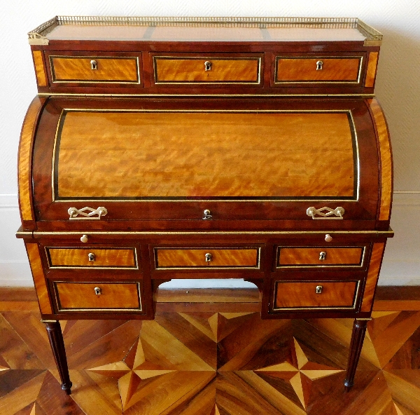 Bureau cylindre en citronnier et acajou, fin de l'époque Louis XVI