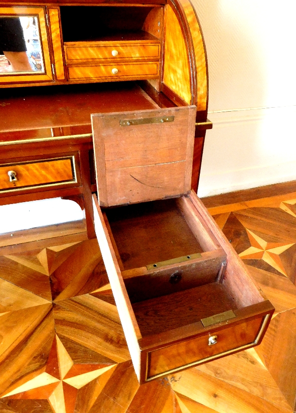 Bureau cylindre en citronnier et acajou, fin de l'époque Louis XVI