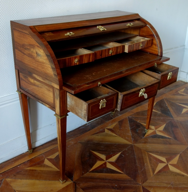 Bureau cylindre d'époque Louis XVI en marqueterie de bois de rose