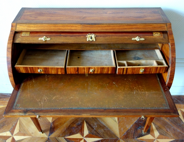 Bureau cylindre d'époque Louis XVI en marqueterie de bois de rose