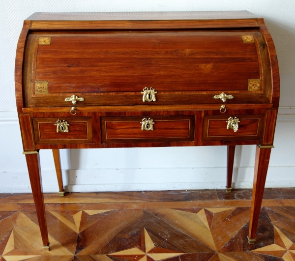 Bureau cylindre d'époque Louis XVI en marqueterie de bois de rose