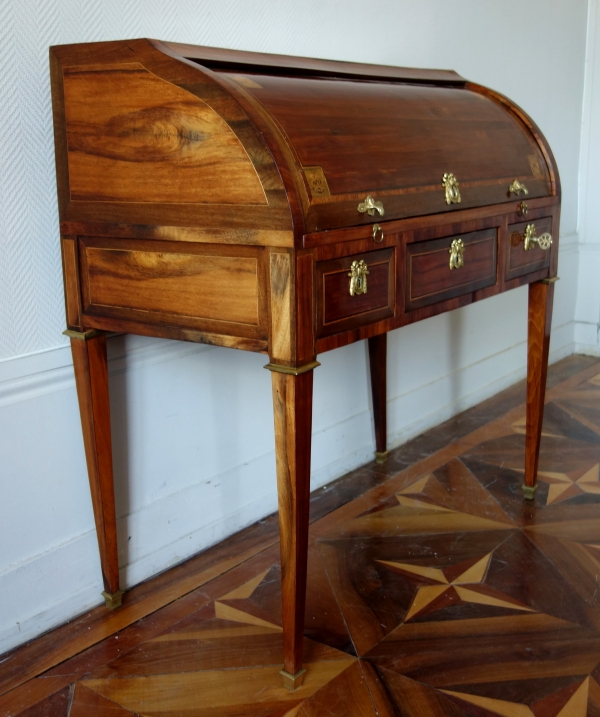 Bureau cylindre d'époque Louis XVI en marqueterie de bois de rose