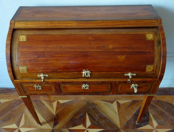 Bureau cylindre d'époque Louis XVI en marqueterie de bois de rose