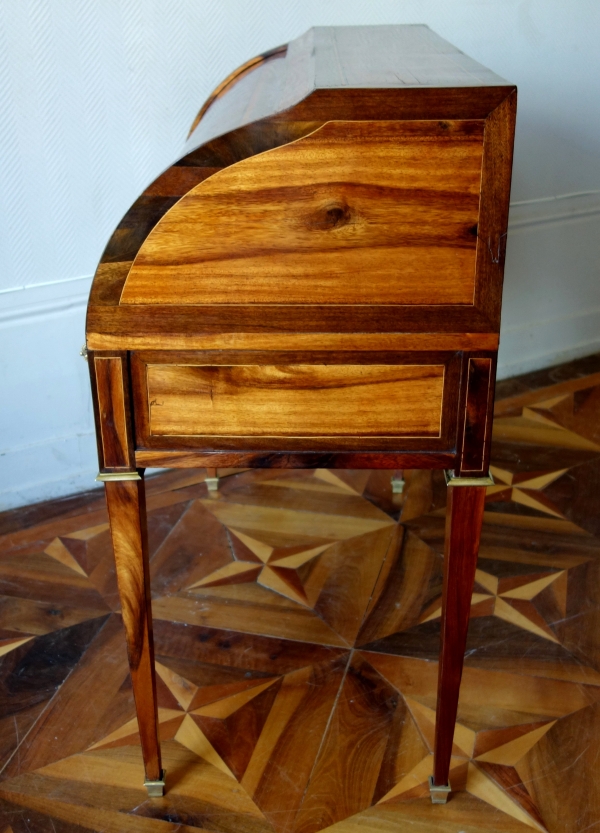 Bureau cylindre d'époque Louis XVI en marqueterie de bois de rose