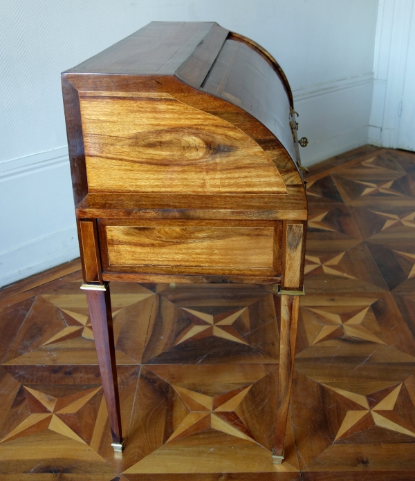 Bureau cylindre d'époque Louis XVI en marqueterie de bois de rose