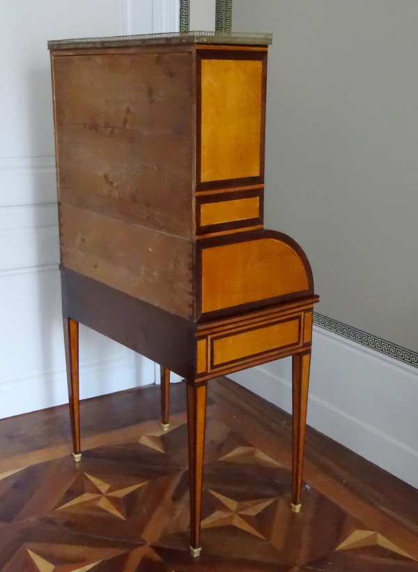 Bureau cylindre en citronnier et acajou, fin de l'époque Louis XVI