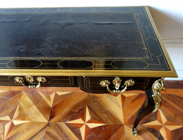 Bureau plat de milieu en ébène d'époque Régence - XVIIIe siècle