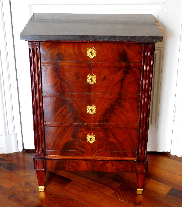 Commode / chevet d'époque Louis XVI en placage d'acajou à ouverture latérale