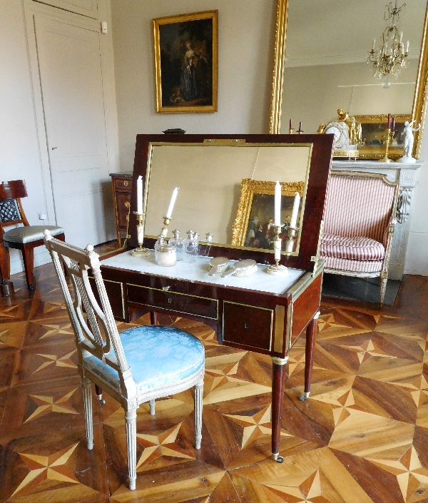 Coiffeuse d'homme en acajou moucheté à plateau glissant, époque Louis XVI Directoire