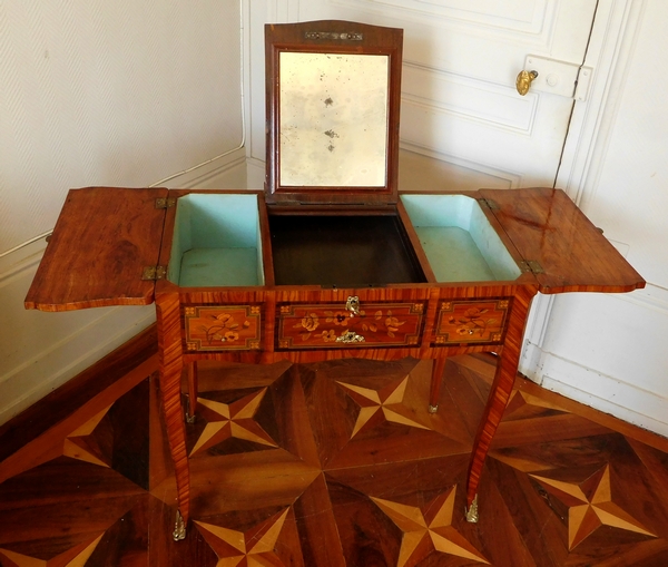 Table coiffeuse d'époque Louis XV Transition en marqueterie, travail Parisien du XVIIIe siècle