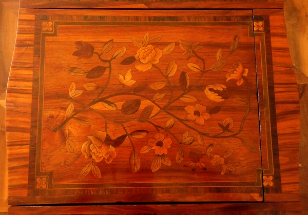 Table coiffeuse d'époque Louis XV Transition en marqueterie, travail Parisien du XVIIIe siècle