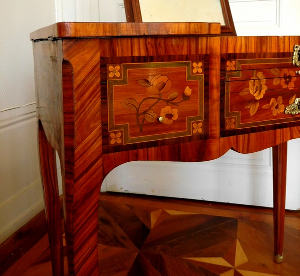 Table coiffeuse d'époque Louis XV Transition en marqueterie, travail Parisien du XVIIIe siècle