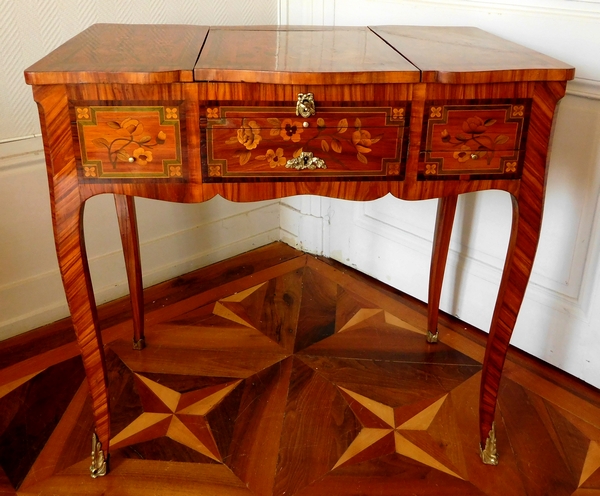 Table coiffeuse d'époque Louis XV Transition en marqueterie, travail Parisien du XVIIIe siècle