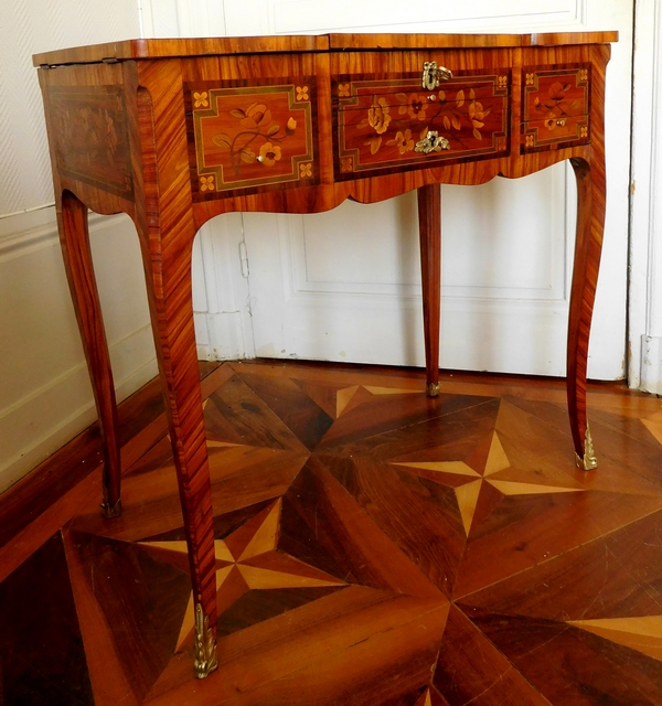 Table coiffeuse d'époque Louis XV Transition en marqueterie, travail Parisien du XVIIIe siècle