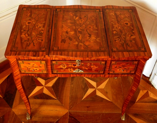 Table coiffeuse d'époque Louis XV Transition en marqueterie, travail Parisien du XVIIIe siècle