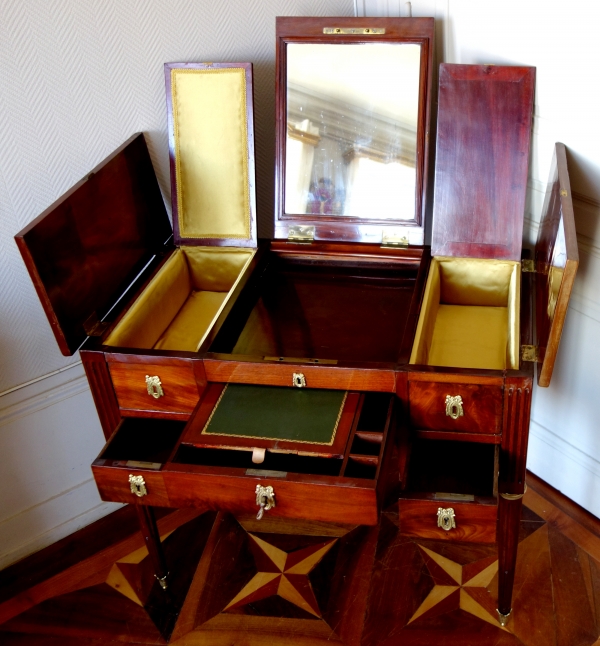 Coiffeuse table de toilette Louis XVI en acajou moucheté et bronze doré, époque XVIIIe siècle