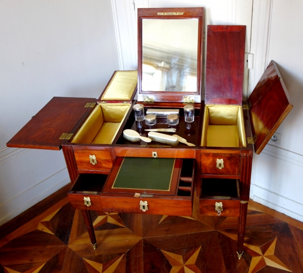 Coiffeuse table de toilette Louis XVI en acajou moucheté et bronze doré, époque XVIIIe siècle