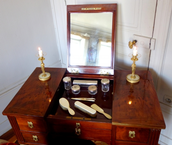 Coiffeuse table de toilette Louis XVI en acajou moucheté et bronze doré, époque XVIIIe siècle