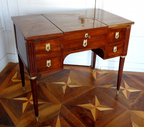 Coiffeuse table de toilette Louis XVI en acajou moucheté et bronze doré, époque XVIIIe siècle