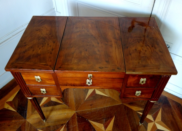 Coiffeuse table de toilette Louis XVI en acajou moucheté et bronze doré, époque XVIIIe siècle