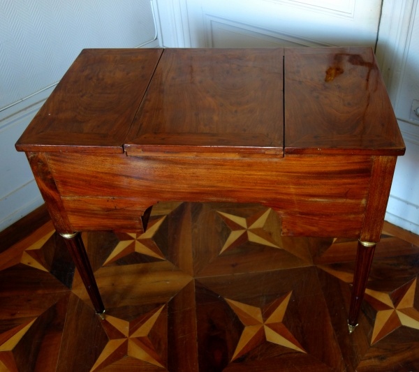 Coiffeuse table de toilette Louis XVI en acajou moucheté et bronze doré, époque XVIIIe siècle