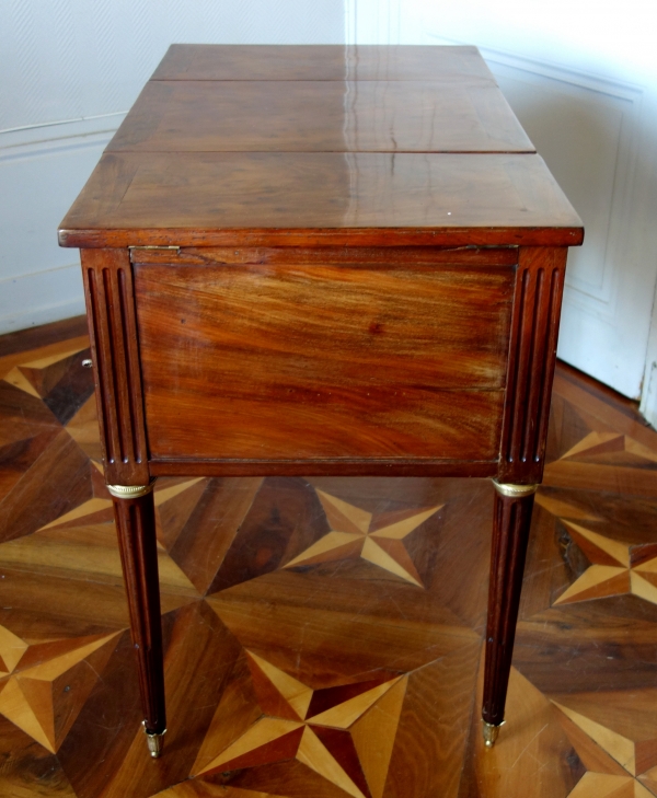 Coiffeuse table de toilette Louis XVI en acajou moucheté et bronze doré, époque XVIIIe siècle