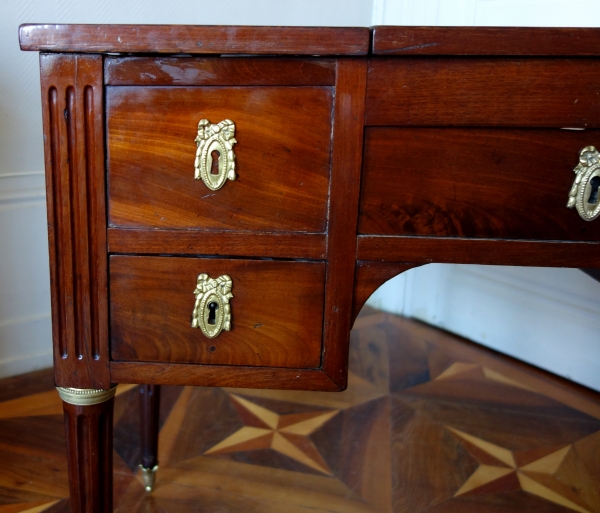 Coiffeuse table de toilette Louis XVI en acajou moucheté et bronze doré, époque XVIIIe siècle