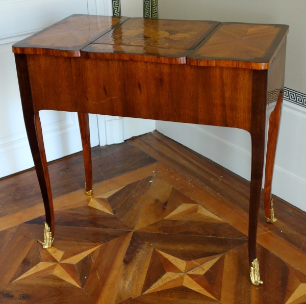 Table coiffeuse d'époque Louis XV Transition en marqueterie, travail Parisien du XVIIIe