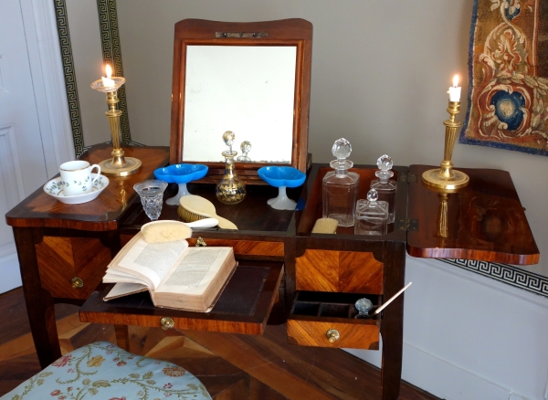Table coiffeuse d'époque Louis XV Transition en marqueterie, travail Parisien du XVIIIe