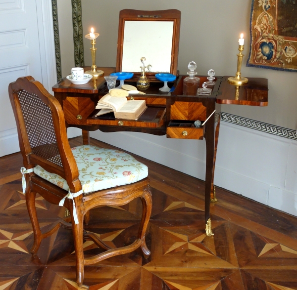 Table coiffeuse d'époque Louis XV Transition en marqueterie, travail Parisien du XVIIIe