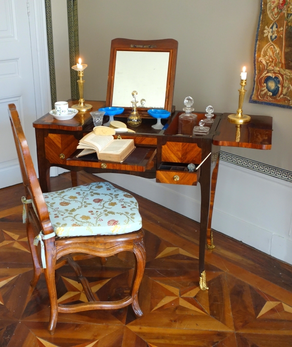 Table coiffeuse d'époque Louis XV Transition en marqueterie, travail Parisien du XVIIIe