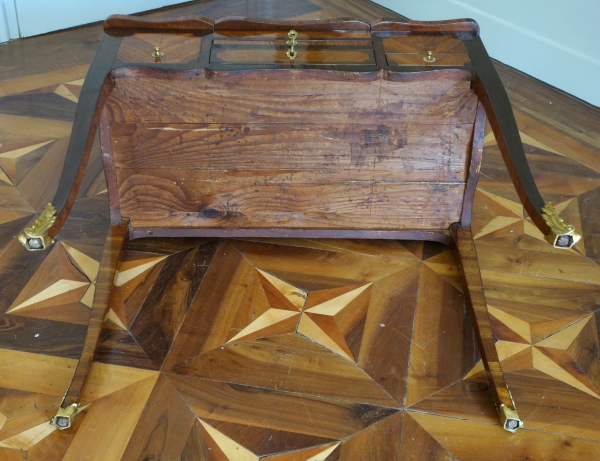 Table coiffeuse d'époque Louis XV Transition en marqueterie, travail Parisien du XVIIIe