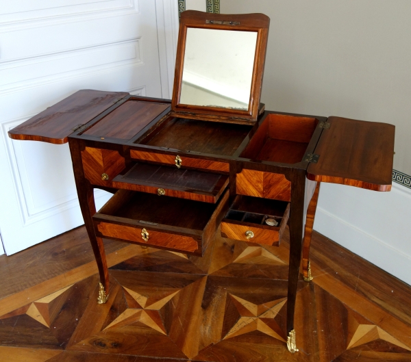 Table coiffeuse d'époque Louis XV Transition en marqueterie, travail Parisien du XVIIIe